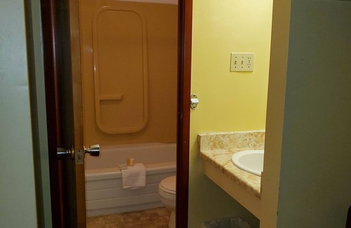 Timiskaming District Hotel | Englehart Inn