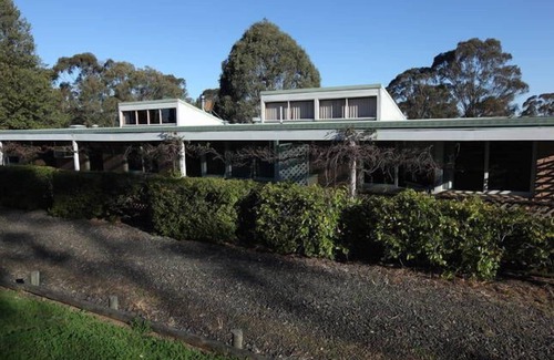 Lovedale House | Englewood Ridge, country house in the vines on 25 acres. Pet Friendly