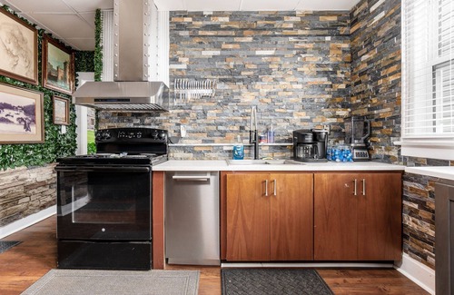 Weinland Park House | English Court Barcade: OSU home in Weinland Park/Short North