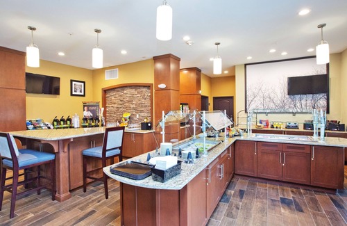 Sweetbriar Apartment | Enjoy a Free Breakfast Buffet! King Studio, Pool & Gym.