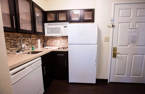 Gateway Hotel | Enjoy a Hassle-Free Stay! Pet-Friendly, Near Great Hills Municipal Park