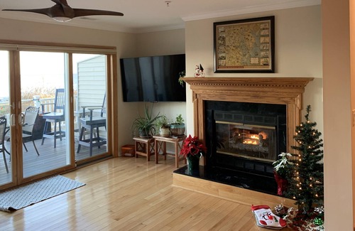 Croom House | Enjoy a modern bay-front townhouse