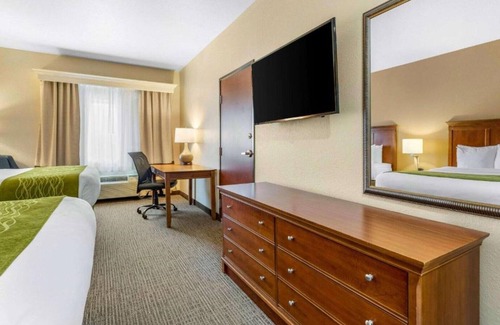 Quad Cities House | Enjoy a new look and feel at our renovated room !