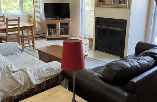 Bromont Condo | Enjoy a nice vacation in this Cozy condo fully furnished, with fireplace.