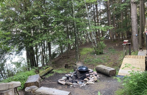 Potton Cabin | Enjoy a peaceful getaway on Lake Memphremagog in charming sixties-era cottage.