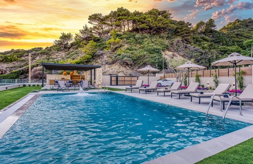 Parelia Villa | Enjoy a private swimming pool & a barbecue station just 2 steps from the beach.