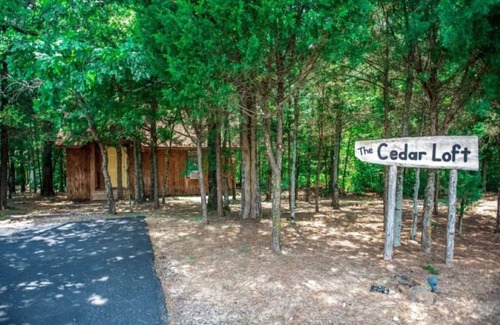 Lindale Cabin | Enjoy a Rustic Retreat Here at the Cedar Loft in East TX!