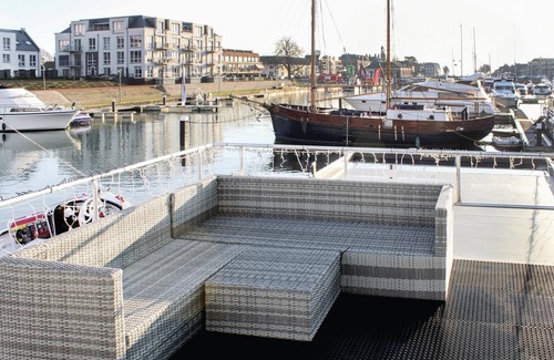 Municipality of Hellevoetsluis Boat Rental | Enjoy a special vacation on this inviting houseboat.