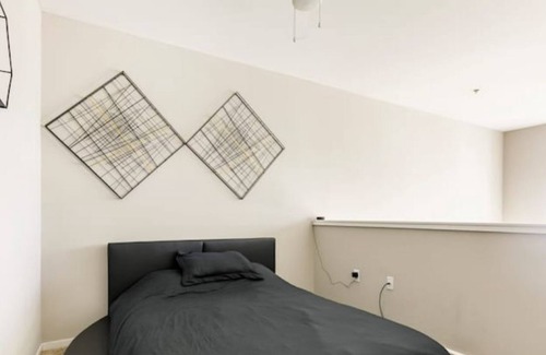 DeBaliviere Place Apartment | Enjoy a stylish experience at this centrally-located Penthouse style apartment
