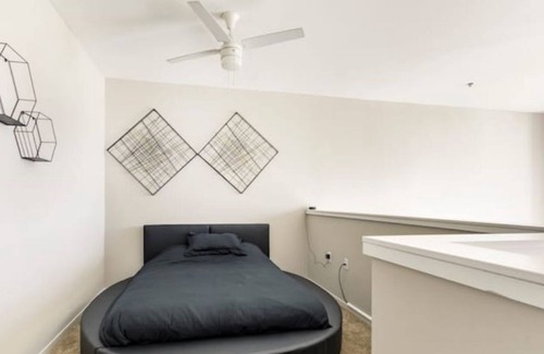 DeBaliviere Place Apartment | Enjoy a stylish experience at this centrally-located Penthouse style apartment