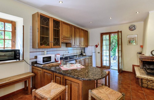 Montopoli di Sabina Apartment | Enjoy a wonderful vacation in this cozy apartment with beautiful views of the countryside.