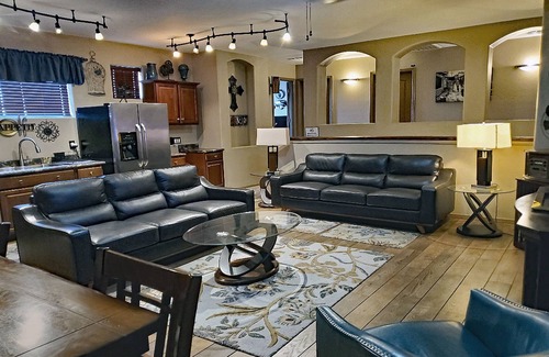 Centerra House | Enjoy a1940s Sentimental Journey-3 BDR-2BATH-Budget Friendly! 1/2 mi GdBalPk