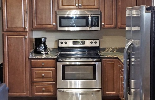 Centerra House | Enjoy a1940s Sentimental Journey-3 BDR-2BATH-Budget Friendly! 1/2 mi GdBalPk