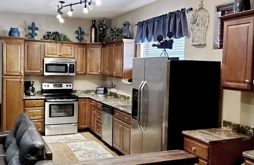 Centerra House | Enjoy a1940s Sentimental Journey-3 BDR-2BATH-Budget Friendly! 1/2 mi GdBalPk