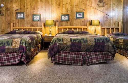 Rice Lake Cabin | Enjoy beautiful lake view sunsets from the balcony in Room 16 - Angler's Retreat - Curriers Lakeview