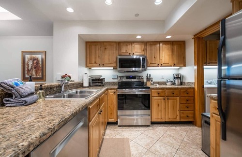 Steamboat Springs Condo | Enjoy Cool AC! Heated Pool-Hot Tub-Gym-Walk to Resort/Town Bus-Elevator-W/D in Unit-Balcony