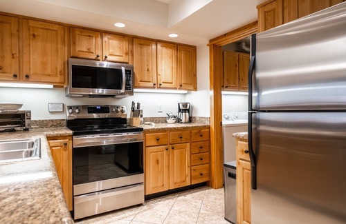 Steamboat Springs Condo | Enjoy Cool AC! Heated Pool-Hot Tub-Gym-Walk to Resort/Town Bus-Elevator-W/D in Unit-Balcony