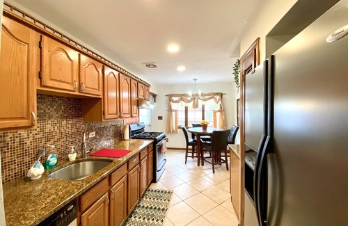 Somerset House | ENJOY COZY 3,200 SF HM, 7 BEDS, 4 KINGS, NEAR RUTGERS, PRINCETON