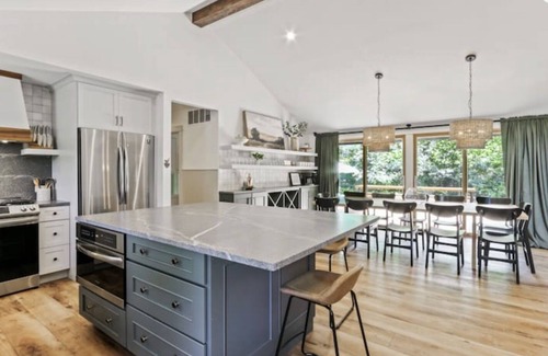 Country Club Estates House | Enjoy everything Lake Geneva has to offer in gorgeously remodeled Fontana home!