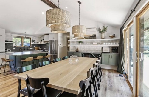 Country Club Estates House | Enjoy everything Lake Geneva has to offer in gorgeously remodeled Fontana home!