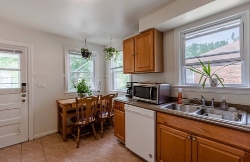 Evanston Apartment | Enjoy Evanston! Slow Down After a Busy Day Sight Seeing - Walking Distance from Public Transportation by AllSet Turnover