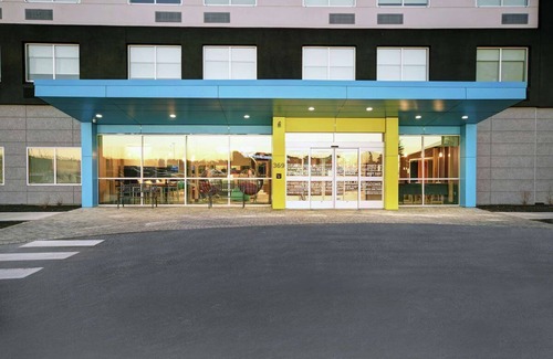 South Portland House | Enjoy Free Hot Breakfast & Pet-Friendly Rooms next to the Airport - 3 Units