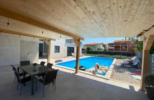 Novigrad Apartment | Enjoy Green, APP with swimming pool, garden, pets welcome