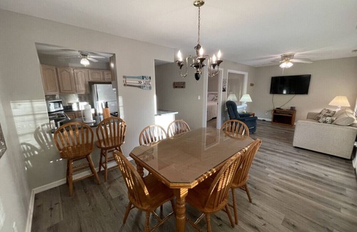 Gilbertsville House | Enjoy Lake Daze w/this Townhome steps from Marina