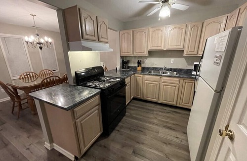 Gilbertsville House | Enjoy Lake Daze w/this Townhome steps from Marina