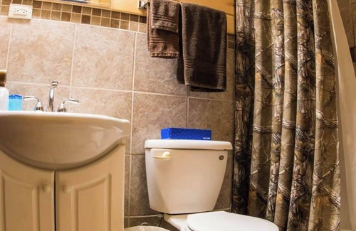 Rice Lake Cabin | Enjoy lakeside relaxation in Room 11 - The Hunting Lodge - Curriers Lakeview