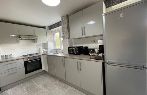 Highams Park House | Enjoy Lovely 4 bed Apartment With Garden