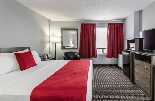 Grande Prairie House | Enjoy Modern Comfort in Clean Room, Steps from Majors Restaurant