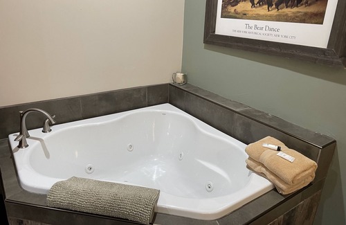 Pine Cabin | Enjoy one of our remodeled one bedroom cabins with Jacuzzi tub.
