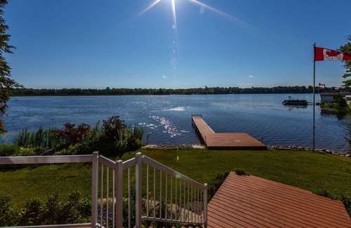 Bobcaygeon House | Enjoy our waterfront cottage with hottub and sauna