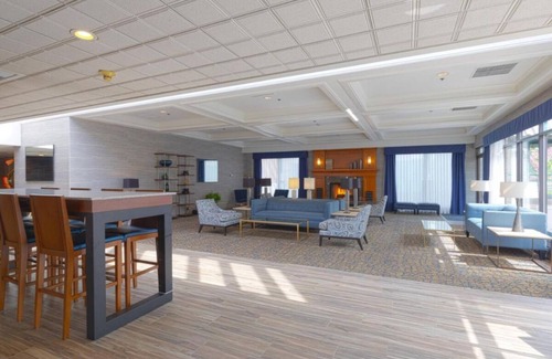 Wenatchee Hotel | Enjoy Panoramic Wenatchee Valley Views! Convenient Room, Pool, Free Parking!