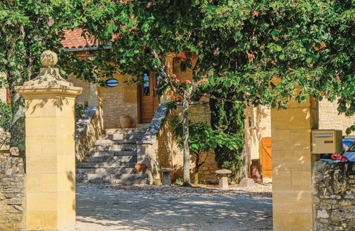Gindou House | Enjoy peace and charm in this impressive French farmhouse with swimming pool.