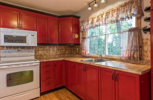 Bobcaygeon Cottage | Enjoy scenic views at 4bdrm Lakehouse with Tikibar