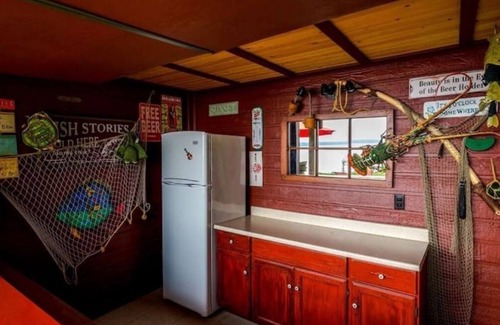 Bobcaygeon Cottage | Enjoy scenic views at 4bdrm Lakehouse with Tikibar