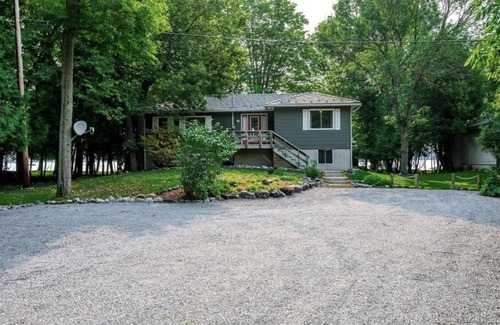 Bobcaygeon Cottage | Enjoy scenic views at 4bdrm Lakehouse with Tikibar