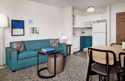 Thornhill Hotel | Enjoy Spacious Living at This Thornhill Suite w/Breakfast and Swimming Pool