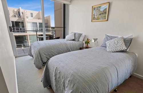Lakes Entrance House | Enjoy the easy access to walking tracks along 90 Mile Beach