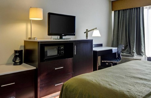 Fort Smith House | Enjoy the Modern & Elegant Designed King Room!