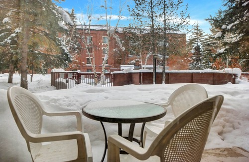 Downtown Park City Condo | Enjoy the mountains and Main Street. Quiet condo in heart of town, easy to ski!