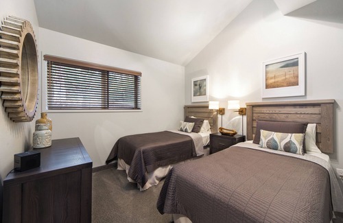 Redmond House | Enjoy the Perks! With Outdoor Pool, Free Parking, Recreational Activities!