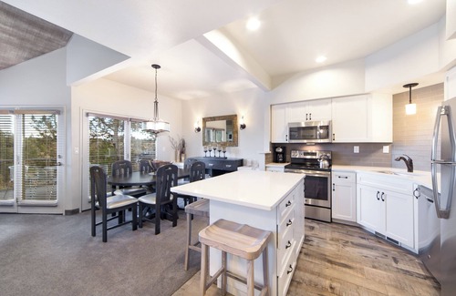 Redmond House | Enjoy the Perks! With Outdoor Pool, Free Parking, Recreational Activities!