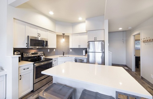 Redmond House | Enjoy the Perks! With Outdoor Pool, Free Parking, Recreational Activities!