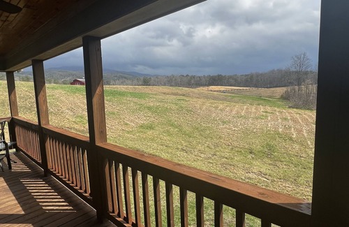 Chatsworth Cabin | Enjoy the picturesque view of the mountains. Gateway to the Appalachians!