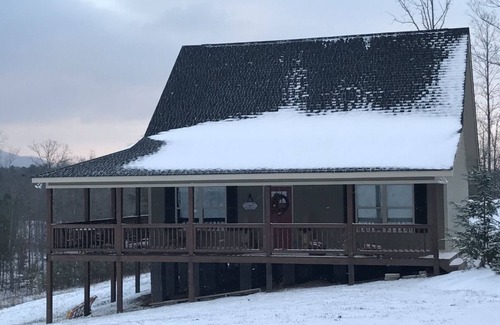 Chatsworth Cabin | Enjoy the picturesque view of the mountains. Gateway to the Appalachians!