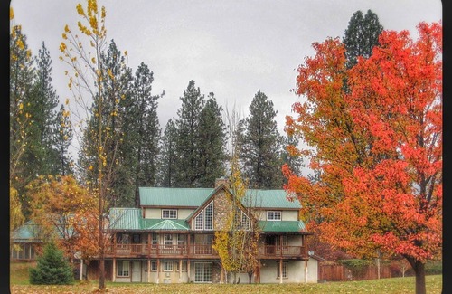 Northport House | Enjoy the rustic elegance of our beautiful 4 seasons lodge.