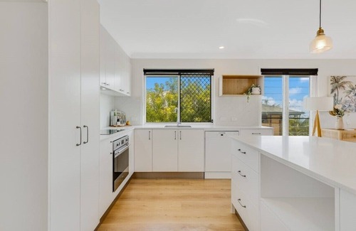 Kingscliff House | Enjoy the sea breeze from this coastal retreat!